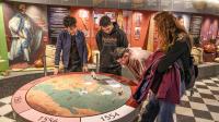estudiante visitan museo economia