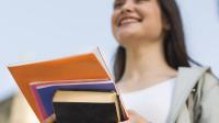 Joven estudiante con libros
