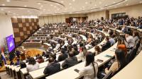 Ministro Fernández Valdovinos disertando en el conversatorio Primavera Digital