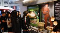 Jóvenes dentro del Museo de Economía