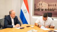 Presidente Santiago Peña firma Decreto Reglamentario en compañía del ministro Fernández Valdovinos