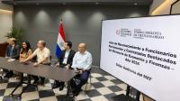 Autoridades en acto de reconocimiento a funcionarios 