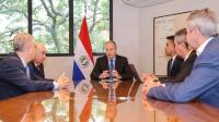 El ministro de Economía y Finanzas, Carlos Fernández Valdovinos, en reunión con representantes de BNB Corporación Paraguay