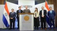 Ministro Carlos Fernández en conferecia de prensa en Mburuvicha Roga 