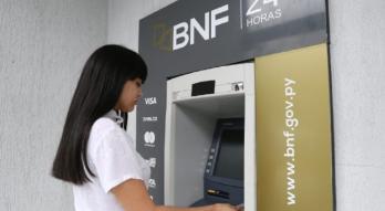 funcionaria en cajero 