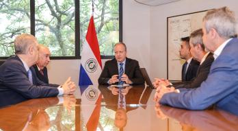 El ministro de Economía y Finanzas, Carlos Fernández Valdovinos, en reunión con representantes de BNB Corporación Paraguay