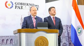 Ministro Carlos Fernández Valdovinos en conferencia en Mburuvicha Róga