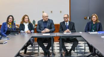 Viceministro de Administración Financiera, Oscar Lovera, y técnicos del MEF