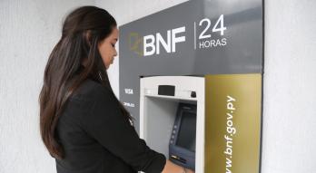 funcionaria en cajero 