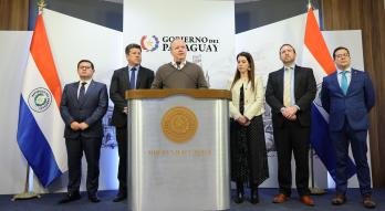 Ministro Carlos Fernández en conferecia de prensa en Mburuvicha Roga 