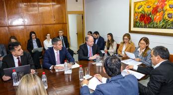 Ministro Fernández Valdovinos con diputados sobre leyes económicas 