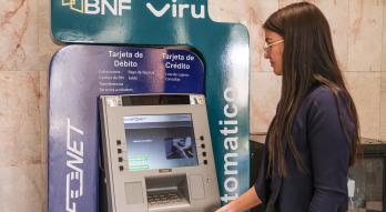 Funcionaria en cajero 