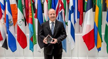 Ministro Carlos Fernández, premio de LatinFinance 