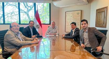 ministro de Economía y Finanzas, Carlos Fernández Valdovinos con directivos de Cámara Vial Paraguaya (Cavialpa)