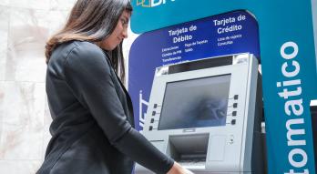 funcionaria en cajero 