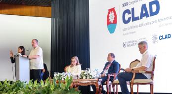 Ministro Carlos Fernández en CLAD 