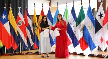 Viceministra de Capital Humano y Gestión Organizacional, Andrea Picaso, y la directora ejecutiva de la ESIAP, Claudia de Larin