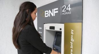 funcionaria en cajero 