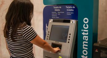 funcionaria en cajero 