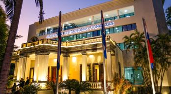 Fachada del edificio del Ministerio de Economía y Finanzas 