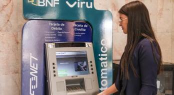 Funcionaria en cajero