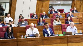 Ministro Fernández Valdovinos, viceministros y equipo técnico del MEF en el Congreso
