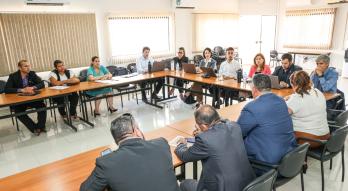 reunión con familiares de policías