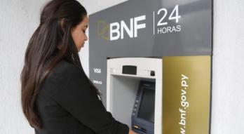 Funcionaria en cajero
