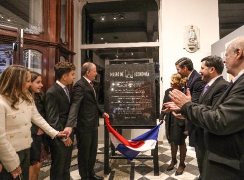 Exposión de placa conmemorativa a la inauguración del museo