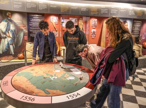estudiante visitan museo economia