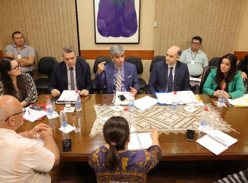 desarro de la reunión con miebros de los gremios de docentes y el equipo mef