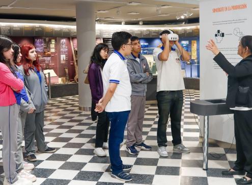 Alumnos visitando el Museo de Economía