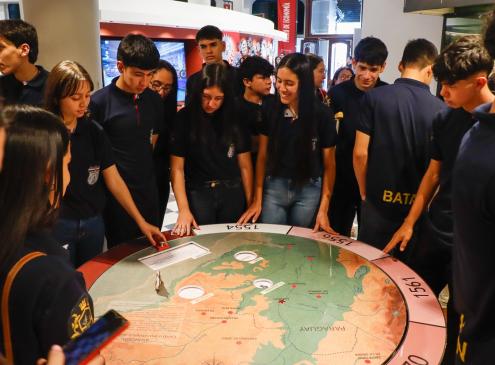 Visitantes en el museo de economía