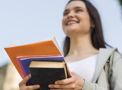 Joven estudiante con libros