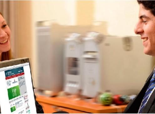 funcionario en la computadora