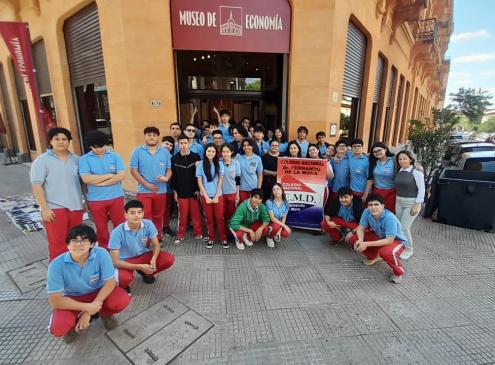Visitantes en el museo de economía