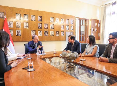 Reunión del ministro Carlos Fernández con representantes de la carrera de Economá de la Americana