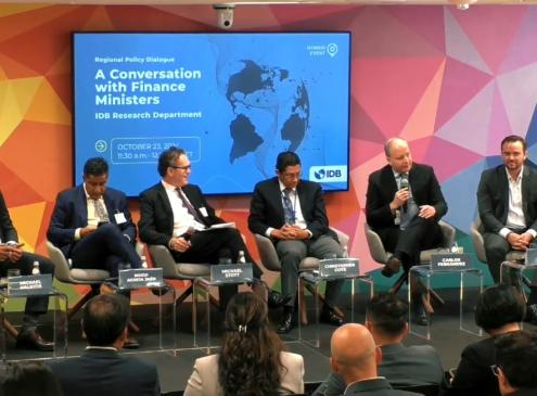 Ministro Carlos Fernández en conversatorio internacional