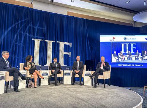 Ministro Fernández Valdovinos en Panel de IIF en EEUU