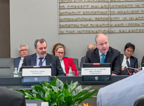 Ministro Carlos Fernández en EEUU en conversatorio del FMI
