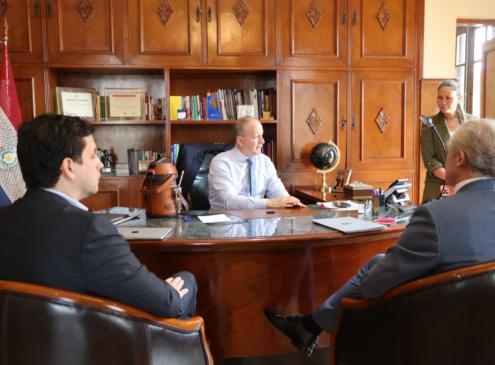 Ministro Fernández Valdovinos con el gerente Regional Sur del CAF, Jorge Srur