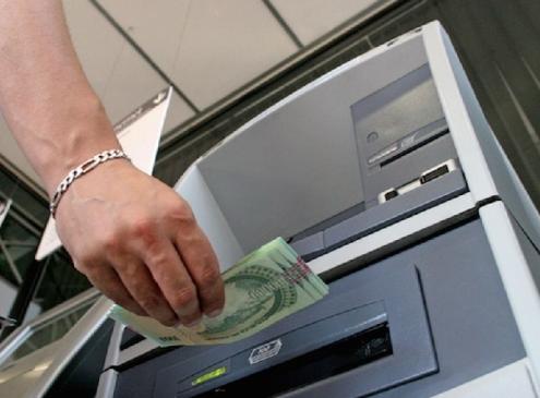 Cajero con billetes