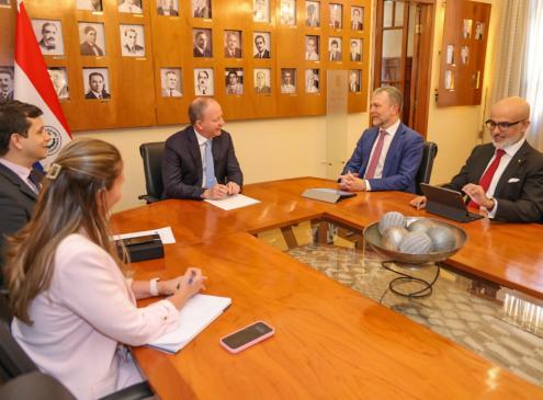 Reunión del ministro con representante del BID
