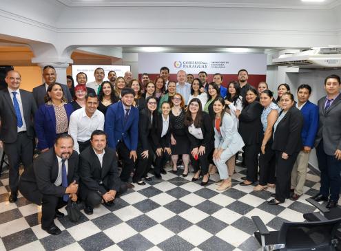 Ministro de MEF junto a funcionarios desprecarizados