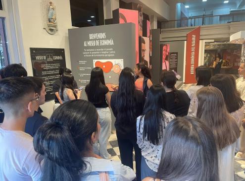 visitantes del Museo de Economía