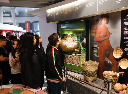 Jóvenes dentro del Museo de Economía