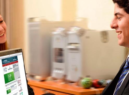 Persona usando una computadora