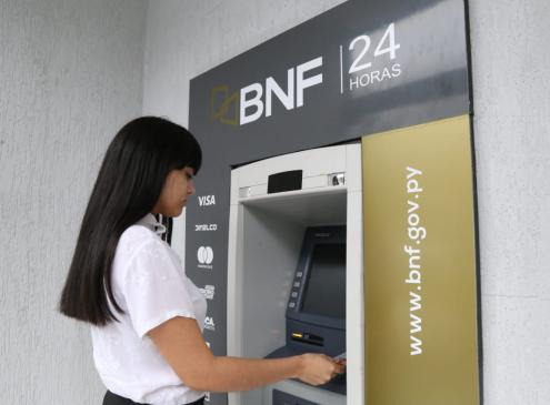 Funcionarios cobran salario en cajero automático