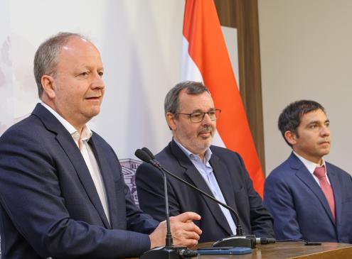 Ministro Fernández en conferencia de prensa en Mburuvicha Roga