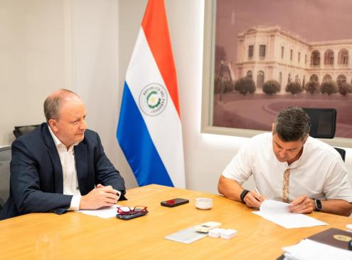Presidente Santiago Peña firma Decreto Reglamentario en compañía del ministro Fernández Valdovinos